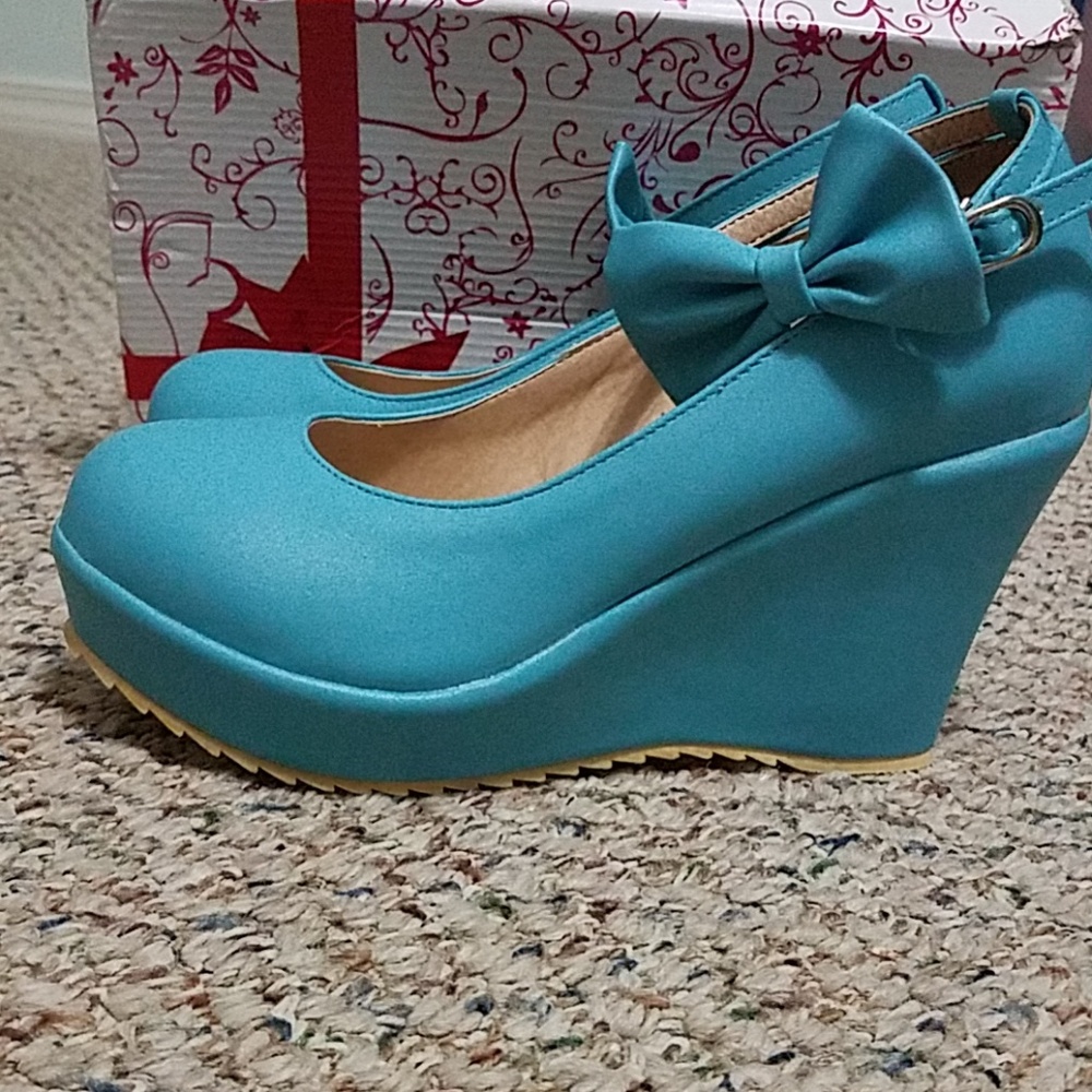Turquoise pumps